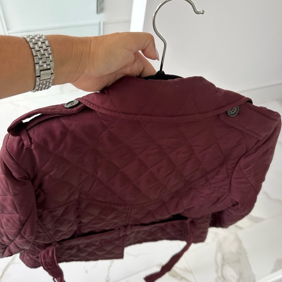 Burberry Women’s classic quilted coat with belt. - Picture 6 of 10